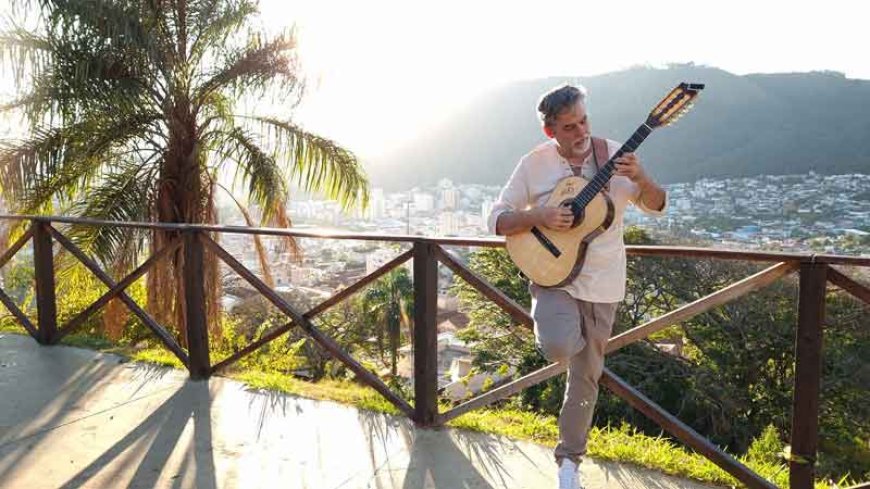 Artista de Poços insere a viola caipira em vários estilos musicais e artísticos