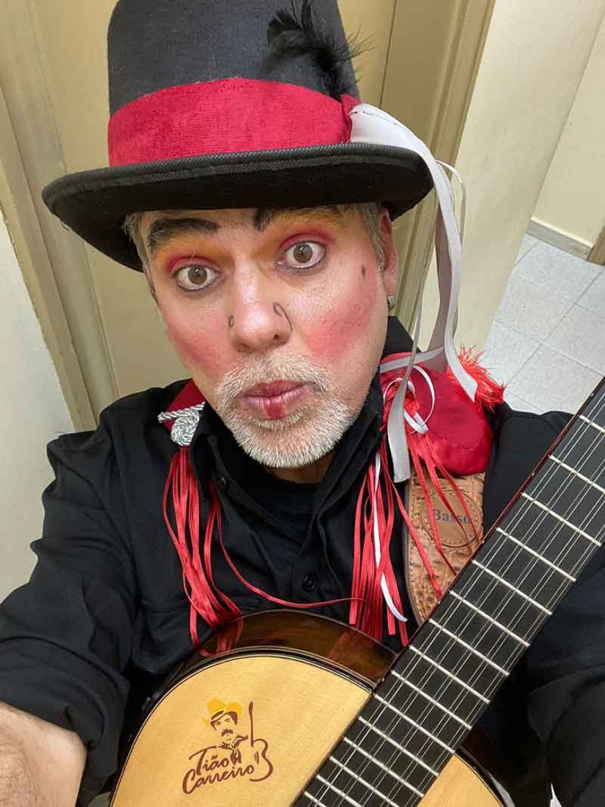 Artista de Poços insere a viola caipira em vários estilos musicais e artísticos