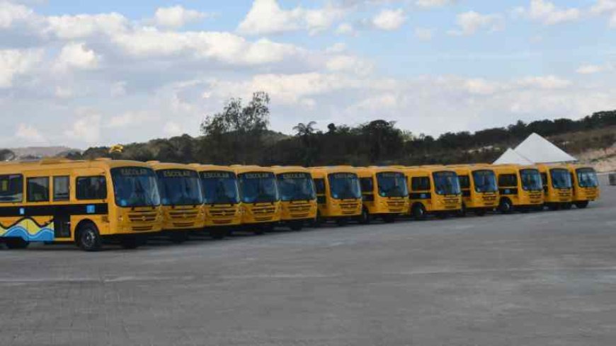 Prefeitura de Brumadinho entrega 12 novos ônibus escolares