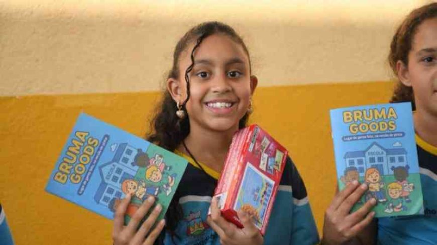 Prefeitura promove ação especial com entrega de livros e caixas de bombons