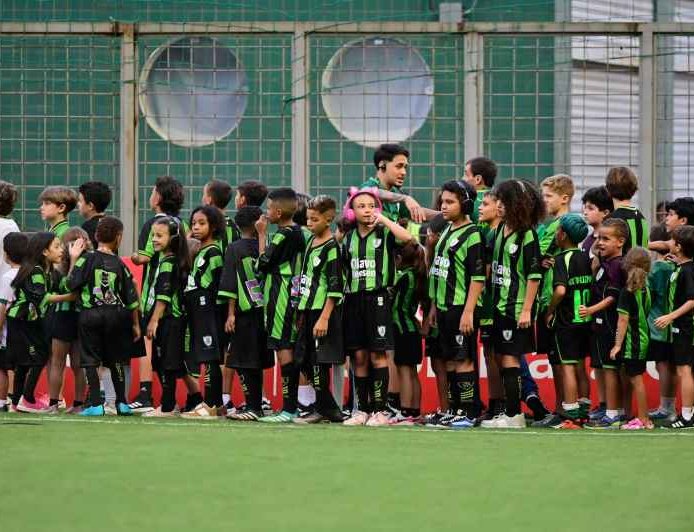 América-MG lança a primeira escola de futebol gratuita do mundo para crianças autistas