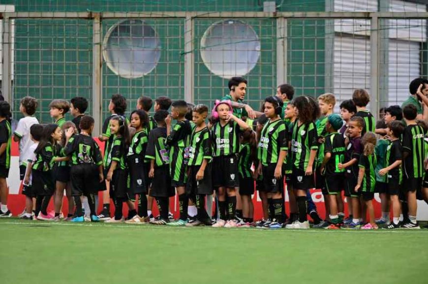 América-MG lança a primeira escola de futebol gratuita do mundo para crianças autistas