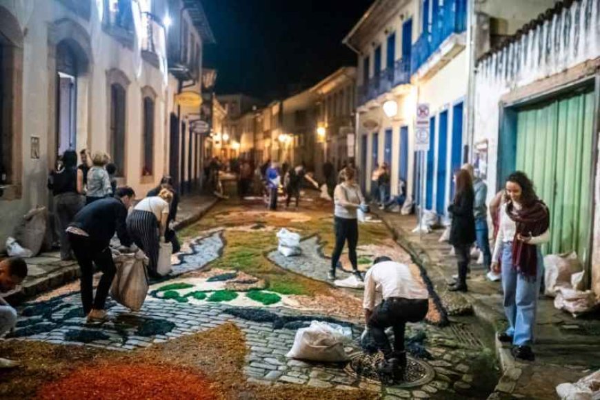 Ouro Preto mobiliza 15 toneladas de serragem para tradicional confecção de tapetes